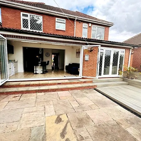 The Modern Bay - Stylish 5-bed Retreat With Garden *