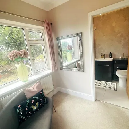 The Modern Bay - Stylish 5-bed Retreat With Garden Leeds (West Yorkshire)