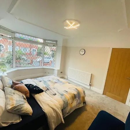 The Modern Bay - Stylish 5-bed Retreat With Garden Prázdninový dům Leeds (West Yorkshire)