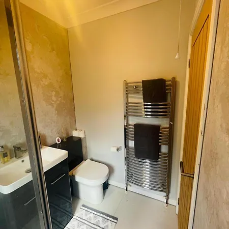 The Modern Bay - Stylish 5-bed Retreat With Garden