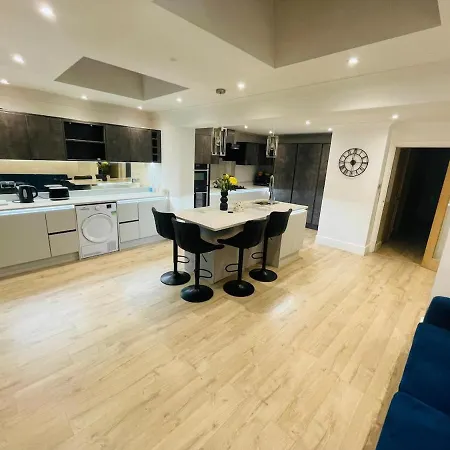 The Modern Bay - Stylish 5-bed Retreat With Garden *