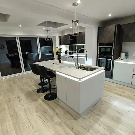 The Modern Bay - Stylish 5-bed Retreat With Garden * Leeds (West Yorkshire)