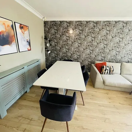 The Modern Bay - Stylish 5-bed Retreat With Garden