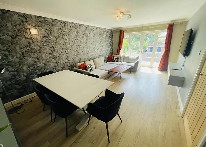 Holiday home The Modern Bay - Stylish 5-bed Retreat With Garden Leeds (West Yorkshire)