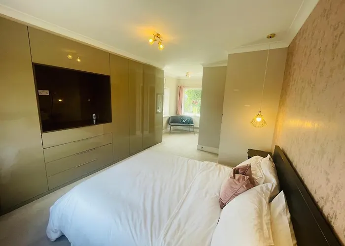 The Modern Bay - Stylish 5-bed Retreat With Garden Holiday home Leeds (West Yorkshire)