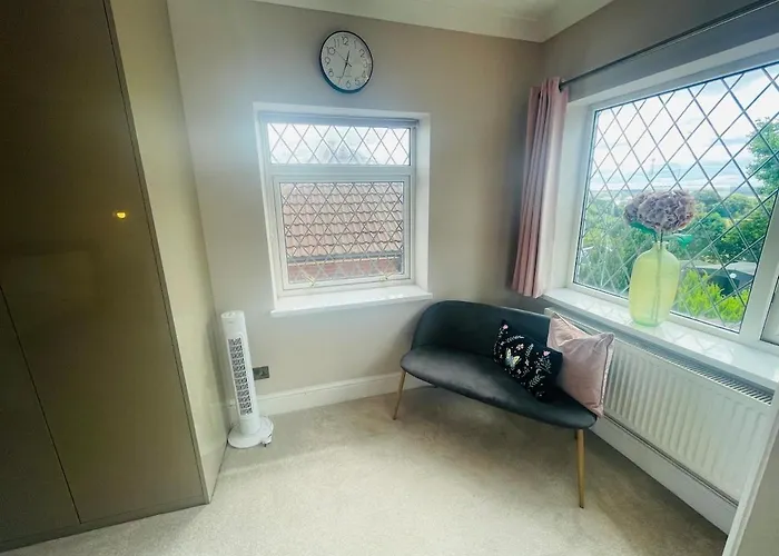 The Modern Bay - Stylish 5-bed Retreat With Garden Holiday home *