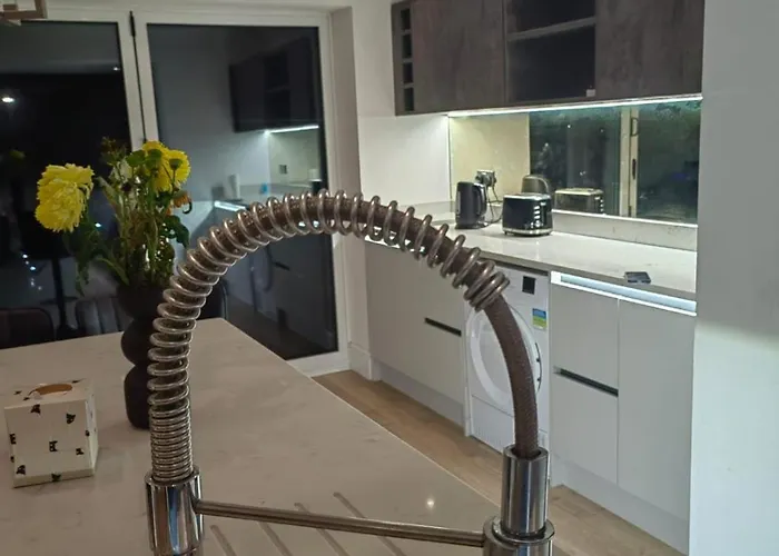 The Modern Bay - Stylish 5-bed Retreat With Garden Holiday home