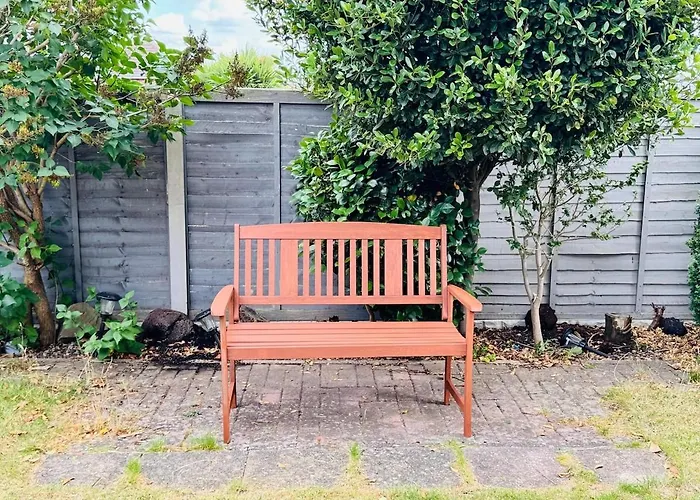 The Modern Bay - Stylish 5-bed Retreat With Garden Holiday home *