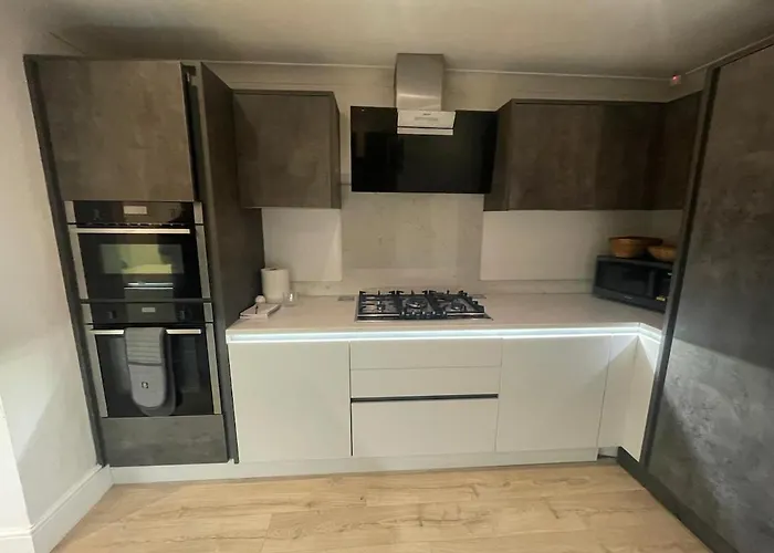 The Modern Bay - Stylish 5-bed Retreat With Garden * Leeds (West Yorkshire)