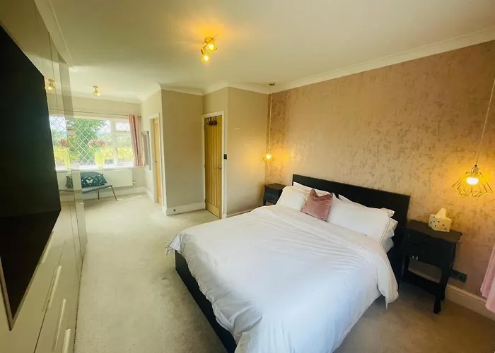 The Modern Bay - Stylish 5-bed Retreat With Garden *