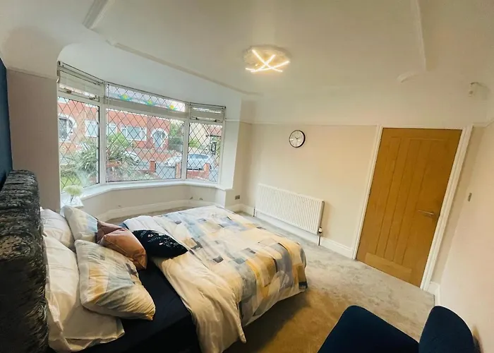 The Modern Bay - Stylish 5-bed Retreat With Garden Holiday home Leeds (West Yorkshire)