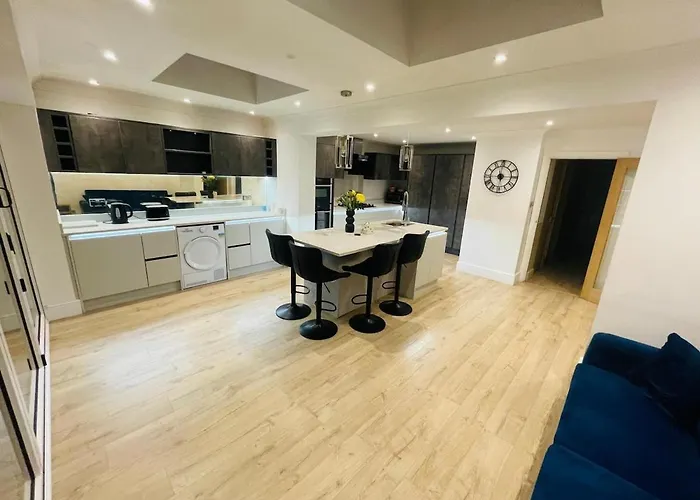 The Modern Bay - Stylish 5-bed Retreat With Garden *