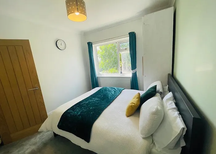 The Modern Bay - Stylish 5-bed Retreat With Garden Holiday home *