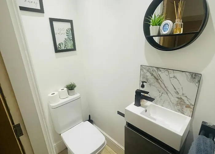 Holiday home The Modern Bay - Stylish 5-bed Retreat With Garden Leeds (West Yorkshire)