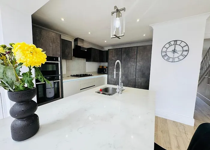 The Modern Bay - Stylish 5-bed Retreat With Garden * Leeds (West Yorkshire)