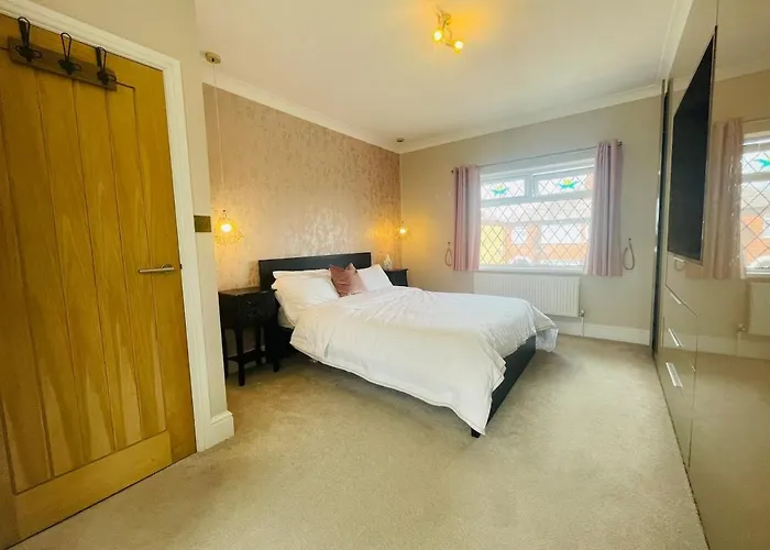 The Modern Bay - Stylish 5-bed Retreat With Garden Holiday home *