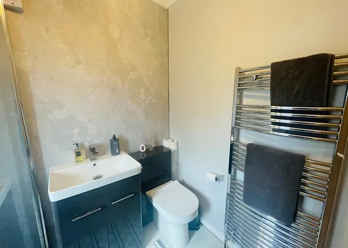 The Modern Bay - Stylish 5-bed Retreat With Garden *