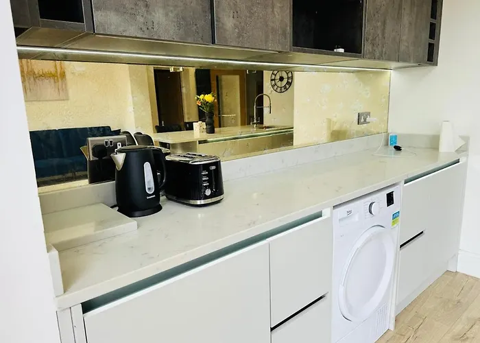 The Modern Bay - Stylish 5-bed Retreat With Garden * Leeds (West Yorkshire)