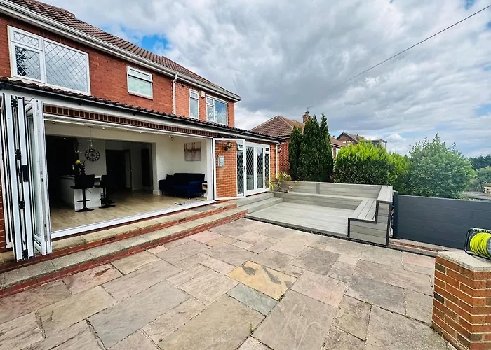 The Modern Bay - Stylish 5-bed Retreat With Garden Leeds (West Yorkshire)