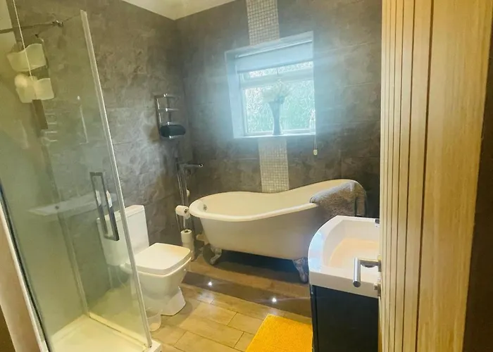 The Modern Bay - Stylish 5-bed Retreat With Garden Leeds (West Yorkshire)